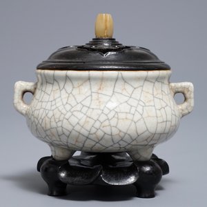 A Chinese ge-type crackle-glazed tripod censer and cover on stand, 19/20th C. — 照片 2