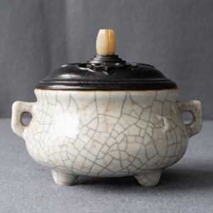 A Chinese ge-type crackle-glazed tripod censer and cover on stand, 19/20th C. — 照片 9