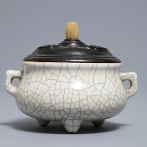 A Chinese ge-type crackle-glazed tripod censer and cover on stand, 19/20th — 照片 5