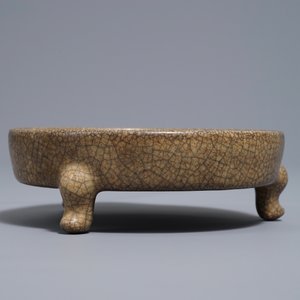 A Chinese ge-type crackle-glazed tripod censer, Song or later — 照片 3