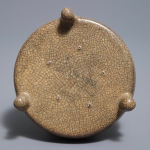 A Chinese ge-type crackle-glazed tripod censer, Song or later — 照片 7