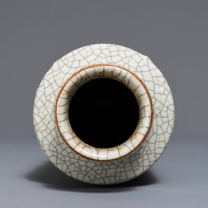 A Chinese ge-type crackle-glazed vase, 19/20th C. — 照片 6