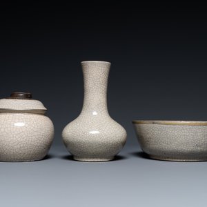 A Chinese ge-type crackle-glazed vase, a bowl and a water pipe, 18/19th C. — photo 3