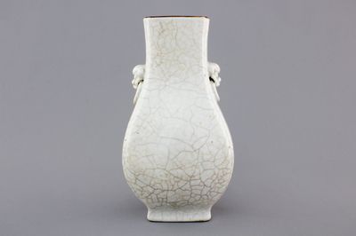 A Chinese ge-type crackle porcelain vase, 18/19th C.