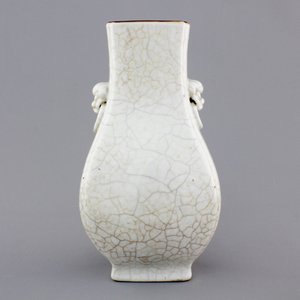 A Chinese ge-type crackle porcelain vase, 18/19th C. — foto 1