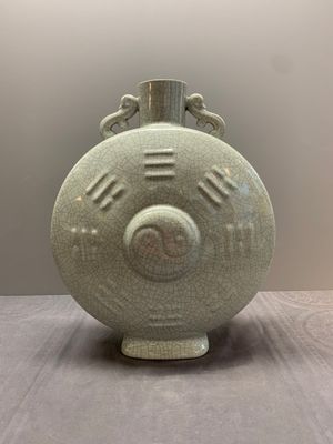 A Chinese ge-type 'Daoist' moonflask, 'bianhu', Yongzheng mark and possibly of the period — photo 1