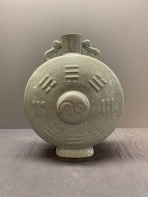 A Chinese ge-type 'Daoist' moonflask, 'bianhu', Yongzheng mark and possibly of the period — photo 3