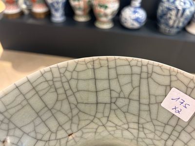 A Chinese ge-type 'gu' vase and an iron-rust-glazed bowl, 19th C. — 照片 3