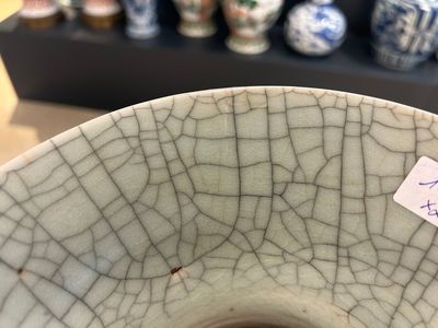 A Chinese ge-type 'gu' vase and an iron-rust-glazed bowl, 19th C. — 照片 4