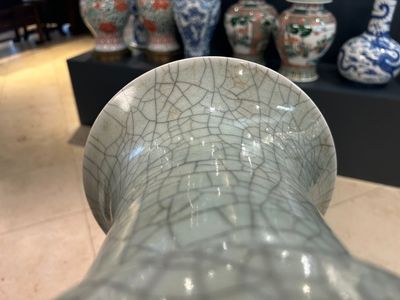 A Chinese ge-type 'gu' vase and an iron-rust-glazed bowl, 19th C. — 照片 5