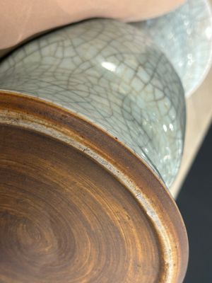 A Chinese ge-type 'gu' vase and an iron-rust-glazed bowl, 19th C. — 照片 8