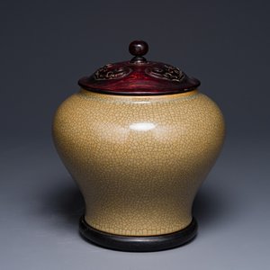 A Chinese ge-type jar with wooden cover and stand, 19th C. — photo 1