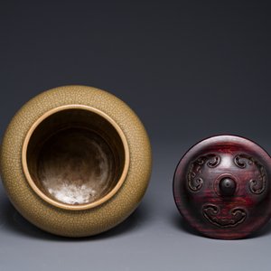 A Chinese ge-type jar with wooden cover and stand, 19th C. — photo 3