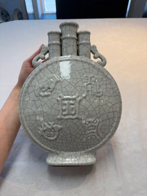 A Chinese Ge-type moonflask, Yongzheng mark, 19/20th C. — foto 1