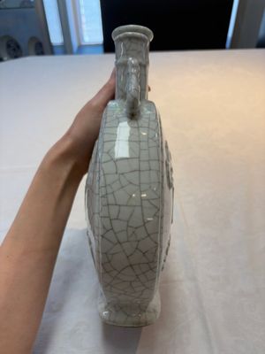 A Chinese Ge-type moonflask, Yongzheng mark, 19/20th C. — foto 2