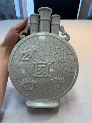 A Chinese Ge-type moonflask, Yongzheng mark, 19/20th C. — foto 3