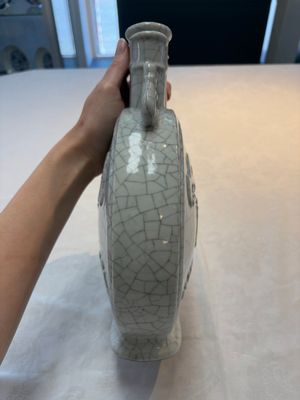 A Chinese Ge-type moonflask, Yongzheng mark, 19/20th C. — foto 4