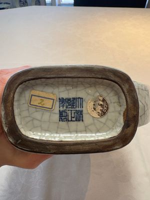 A Chinese Ge-type moonflask, Yongzheng mark, 19/20th C. — foto 6