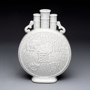 A Chinese Ge-type moonflask, Yongzheng mark, 19/20th C. — foto 1