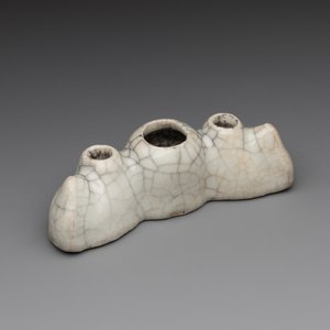A Chinese ge-type 'shanzi' brush rest or water container, Qianlong — photo 1
