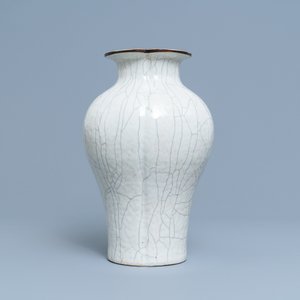 A Chinese ge-type trilobed vase, Yongzheng mark, 19th C. — 照片 3