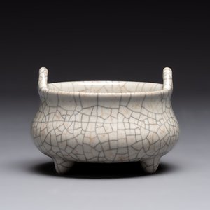 A Chinese ge-type tripod censer, 18/19th C. — photo 1