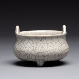 A Chinese ge-type tripod censer, 18/19th C. — photo 3
