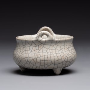 A Chinese ge-type tripod censer, 18/19th C. — photo 4