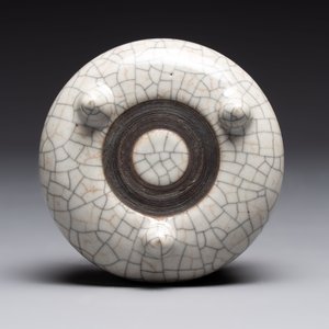 A Chinese ge-type tripod censer, 18/19th C. — photo 6