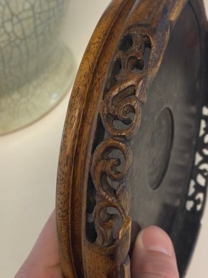 A Chinese ge-type vase on wooden stand, 19/20th C. — photo 14
