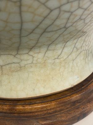 A Chinese ge-type vase on wooden stand, 19/20th C. — photo 7