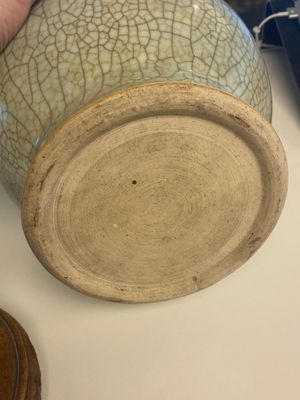 A Chinese ge-type vase on wooden stand, 19/20th C. — photo 9