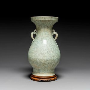 A Chinese ge-type vase on wooden stand, 19/20th C. — photo 1
