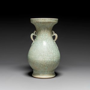A Chinese ge-type vase on wooden stand, 19/20th C. — photo 2