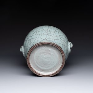 A Chinese ge-type vase with lion-form handles, Qianlong — photo 6