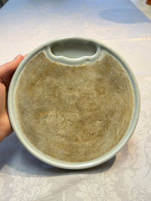 A Chinese Ge-ware archaistic 'Gu' vase, a white-glazed anhua-decorated ink stone and a yellow-ground bowl, 20th C. — photo 1