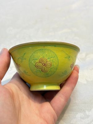 A Chinese Ge-ware archaistic 'Gu' vase, a white-glazed anhua-decorated ink stone and a yellow-ground bowl, 20th C. — photo 11