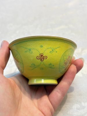 A Chinese Ge-ware archaistic 'Gu' vase, a white-glazed anhua-decorated ink stone and a yellow-ground bowl, 20th C. — photo 12