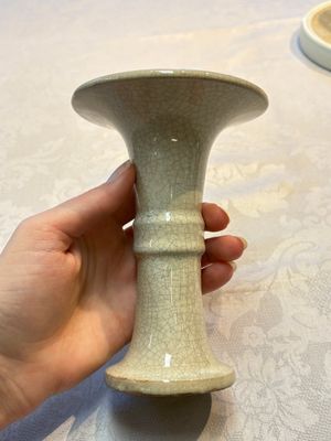 A Chinese Ge-ware archaistic 'Gu' vase, a white-glazed anhua-decorated ink stone and a yellow-ground bowl, 20th C. — photo 15