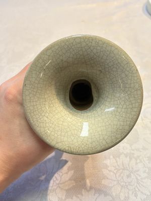 A Chinese Ge-ware archaistic 'Gu' vase, a white-glazed anhua-decorated ink stone and a yellow-ground bowl, 20th C. — photo 19