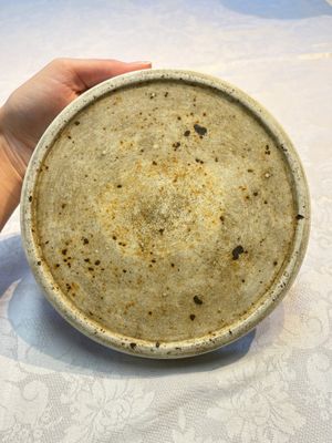 A Chinese Ge-ware archaistic 'Gu' vase, a white-glazed anhua-decorated ink stone and a yellow-ground bowl, 20th C. — photo 2
