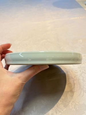 A Chinese Ge-ware archaistic 'Gu' vase, a white-glazed anhua-decorated ink stone and a yellow-ground bowl, 20th C. — photo 3