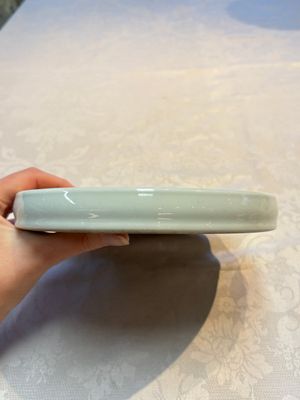 A Chinese Ge-ware archaistic 'Gu' vase, a white-glazed anhua-decorated ink stone and a yellow-ground bowl, 20th C. — photo 6