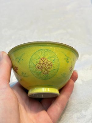 A Chinese Ge-ware archaistic 'Gu' vase, a white-glazed anhua-decorated ink stone and a yellow-ground bowl, 20th C. — photo 7