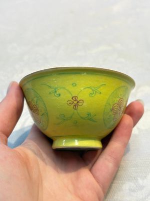 A Chinese Ge-ware archaistic 'Gu' vase, a white-glazed anhua-decorated ink stone and a yellow-ground bowl, 20th C. — photo 8
