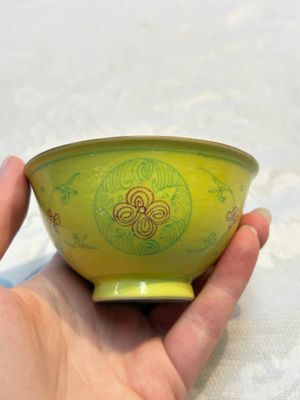 A Chinese Ge-ware archaistic 'Gu' vase, a white-glazed anhua-decorated ink stone and a yellow-ground bowl, 20th C. — photo 9