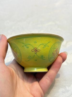 A Chinese Ge-ware archaistic 'Gu' vase, a white-glazed anhua-decorated ink stone and a yellow-ground bowl, 20th C. — photo 10