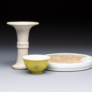 A Chinese Ge-ware archaistic 'Gu' vase, a white-glazed anhua-decorated ink stone and a yellow-ground bowl, 20th C. — photo 1