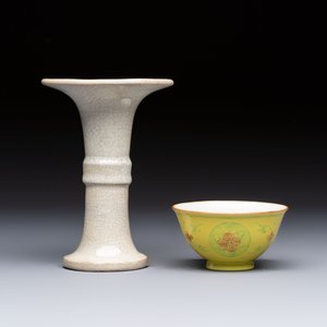 A Chinese Ge-ware archaistic 'Gu' vase, a white-glazed anhua-decorated ink stone and a yellow-ground bowl, 20th C. — photo 2