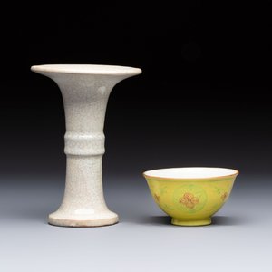 A Chinese Ge-ware archaistic 'Gu' vase, a white-glazed anhua-decorated ink stone and a yellow-ground bowl, 20th C. — photo 3